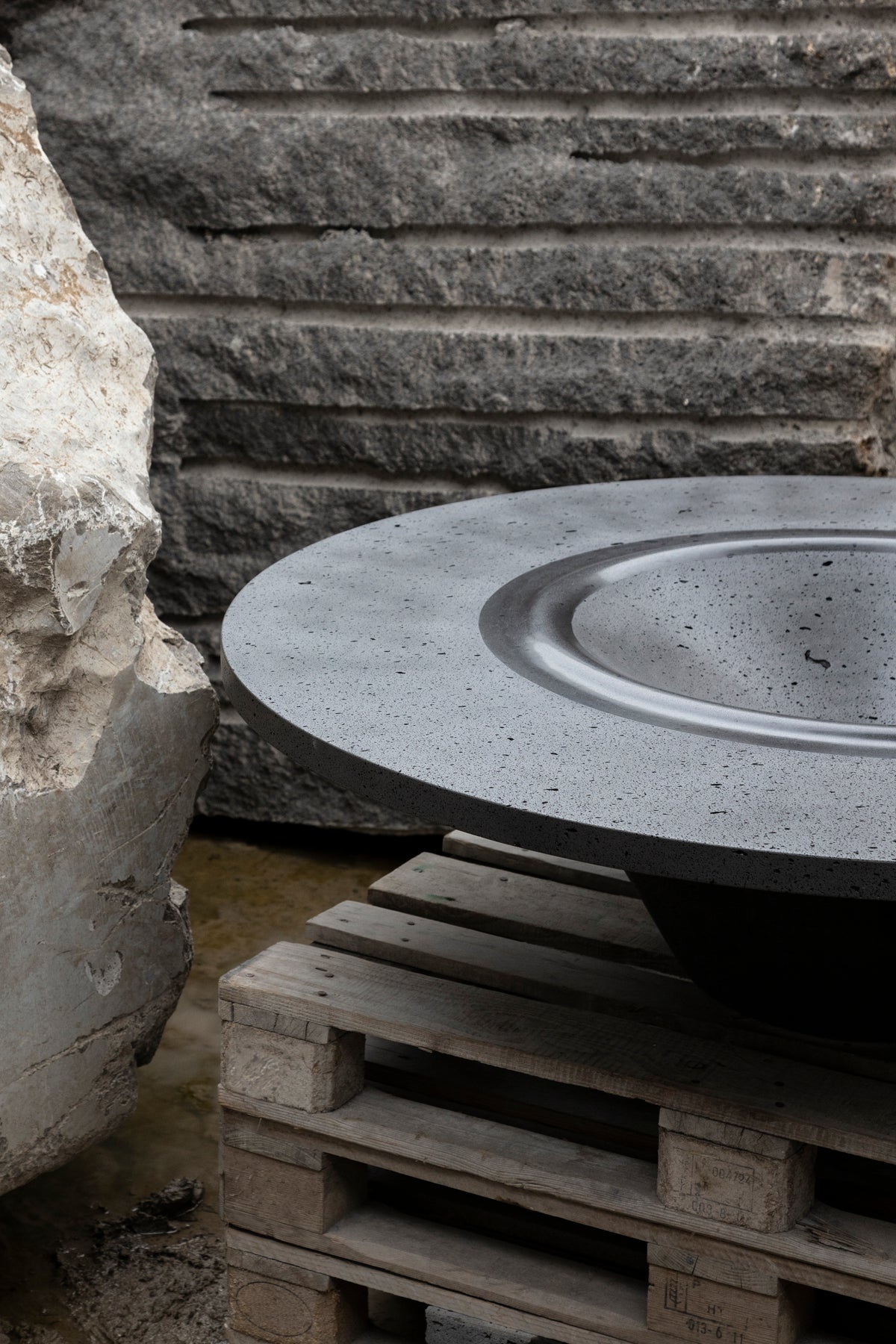 Umo Roca Fire Pit